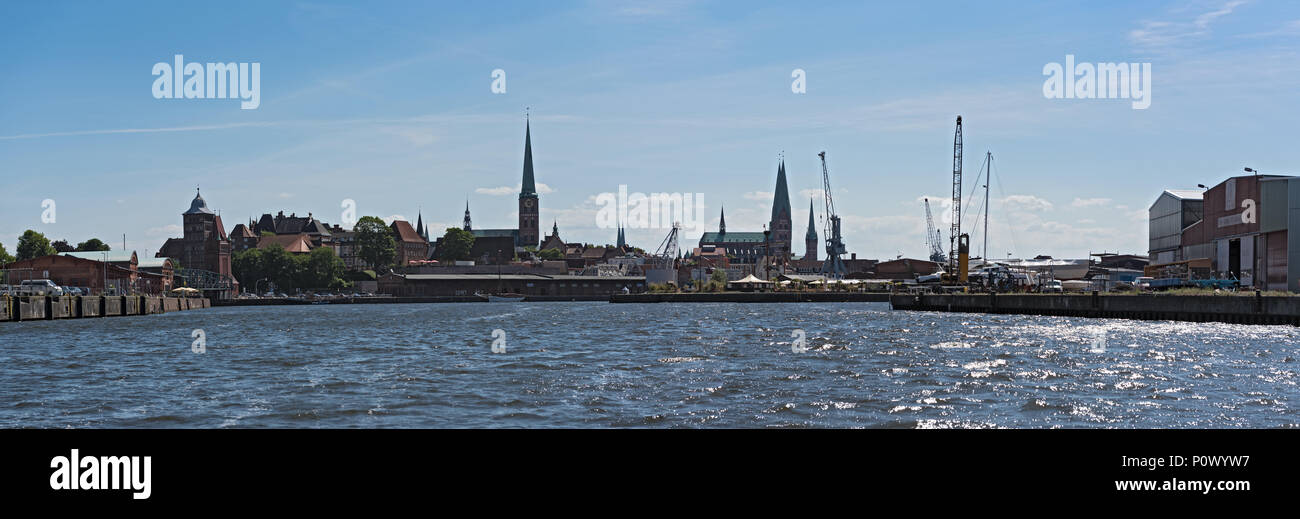 Panorama Bild der Hansestadt Lübeck mit Trave, Luebeck, Deutschland Stockfoto
