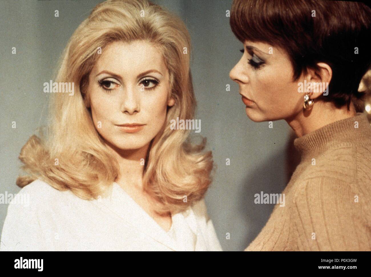 Original Film Titel: Belle de jour. Englischer Titel: Belle de jour. Regisseur: Luis Bunuel. Jahr: 1967. Stars: Catherine Deneuve; GENEVIEVE SEITE. Credit: PARIS FILM/FÜNF FILM/Album Stockfoto