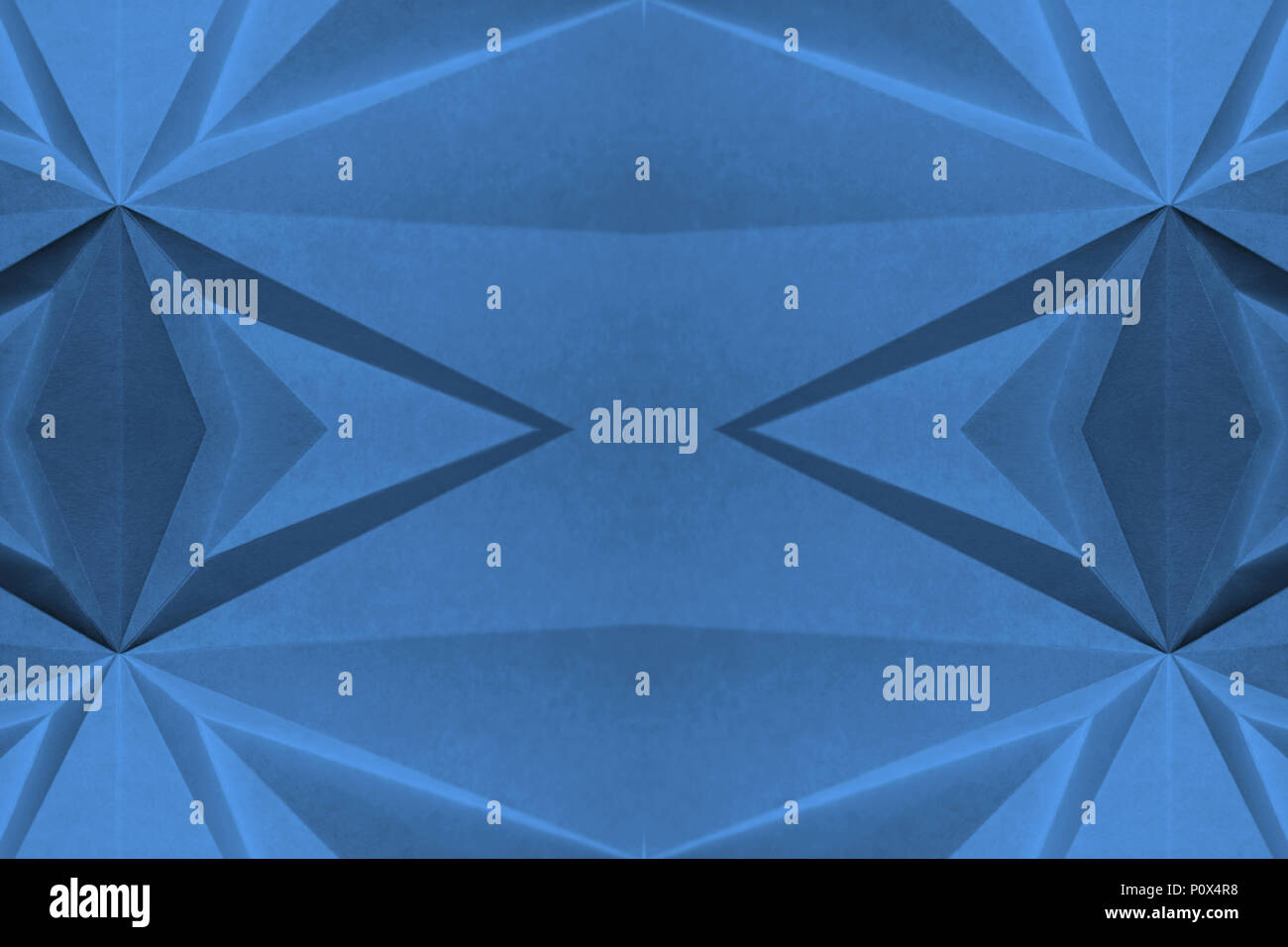 Blau origami basierte Hintergrund abstrakte Tapeten. Flache konzentrieren, Grafik Makro, eckig, monochrome gefaltetes Papier. Pantone 16-4132; Little Boy Blue Stockfoto
