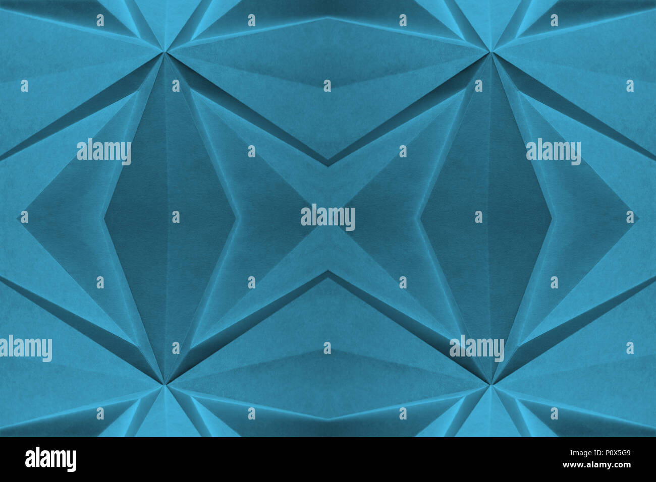 Blue Moon PANTONE 17-4328. Blue monochrome abstrakte Papier origami basierte eckig Hintergrund mit negativer Platz für Titel. Stockfoto