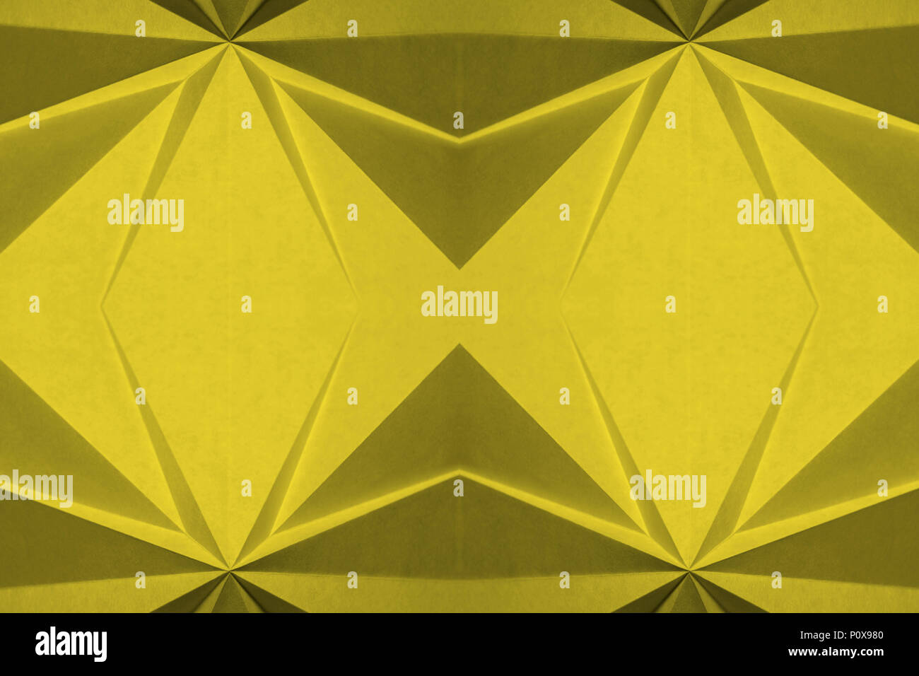 Gelb origami, abstrakten Hintergrund Tapete. Pantone 13-0646; Meadowlark, Pantone 2018 Farbe des Jahres Kompliment. Stockfoto