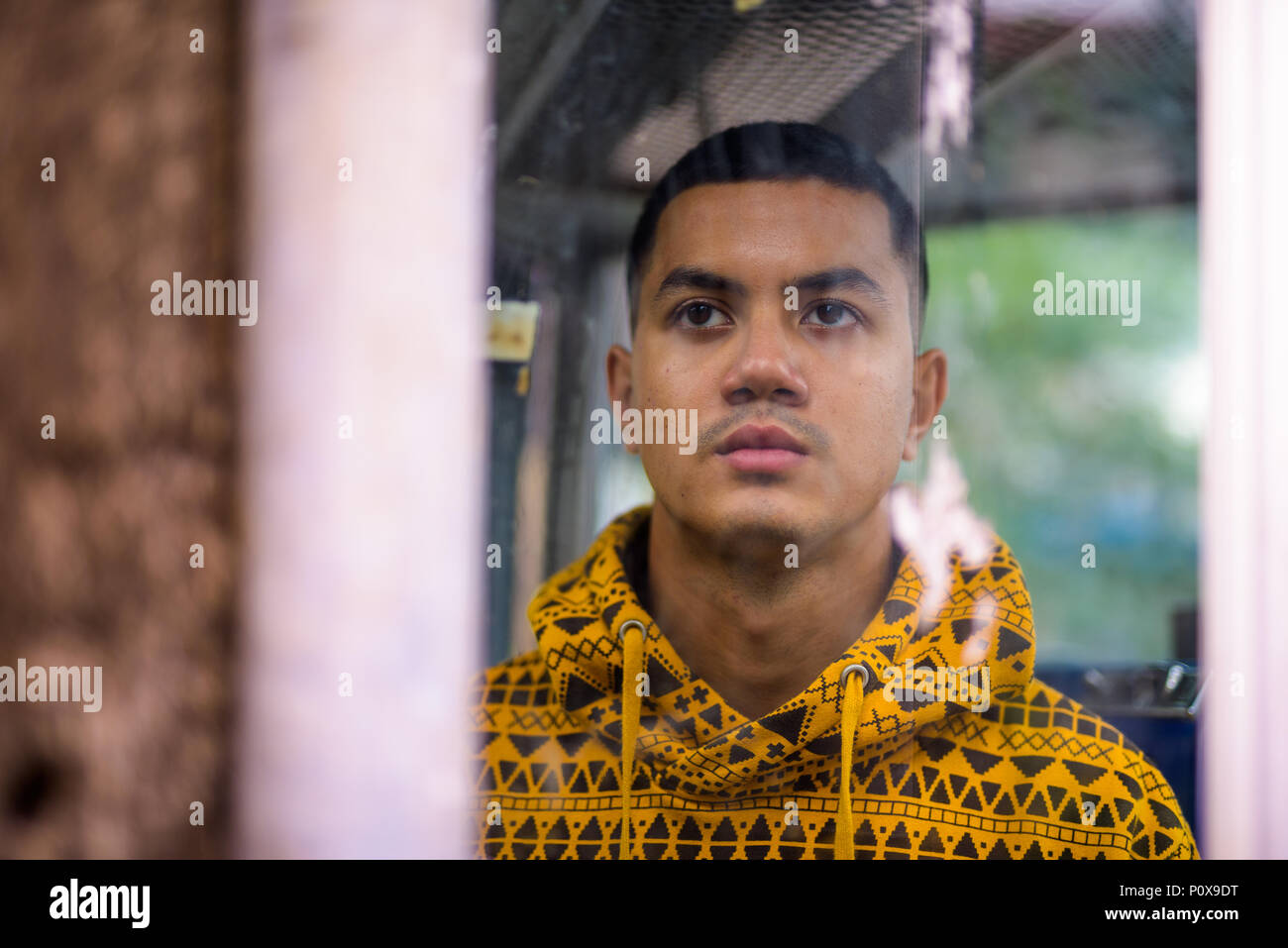 Junge multi-ethnischen asiatischer Mann in den Straßen im Außenbereich Stockfoto