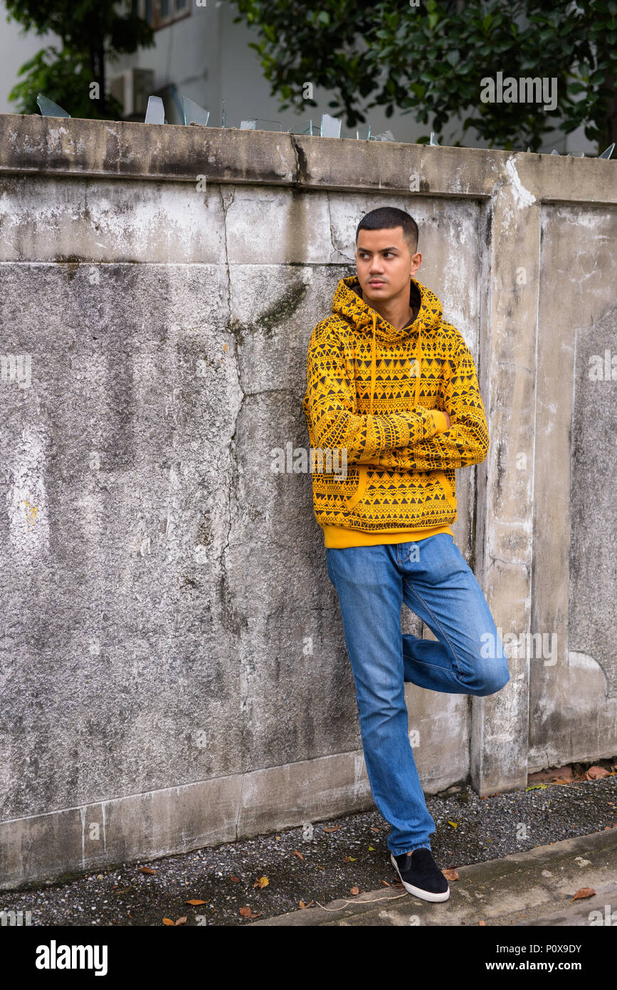 Junge multi-ethnischen asiatischer Mann in den Straßen im Außenbereich Stockfoto