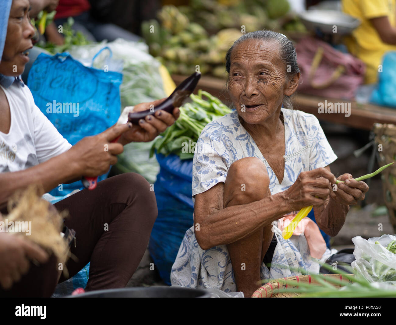 Elderley Frauen schneiden Bohnen, CO2-Markt, Cebu City, Philippinen Stockfoto