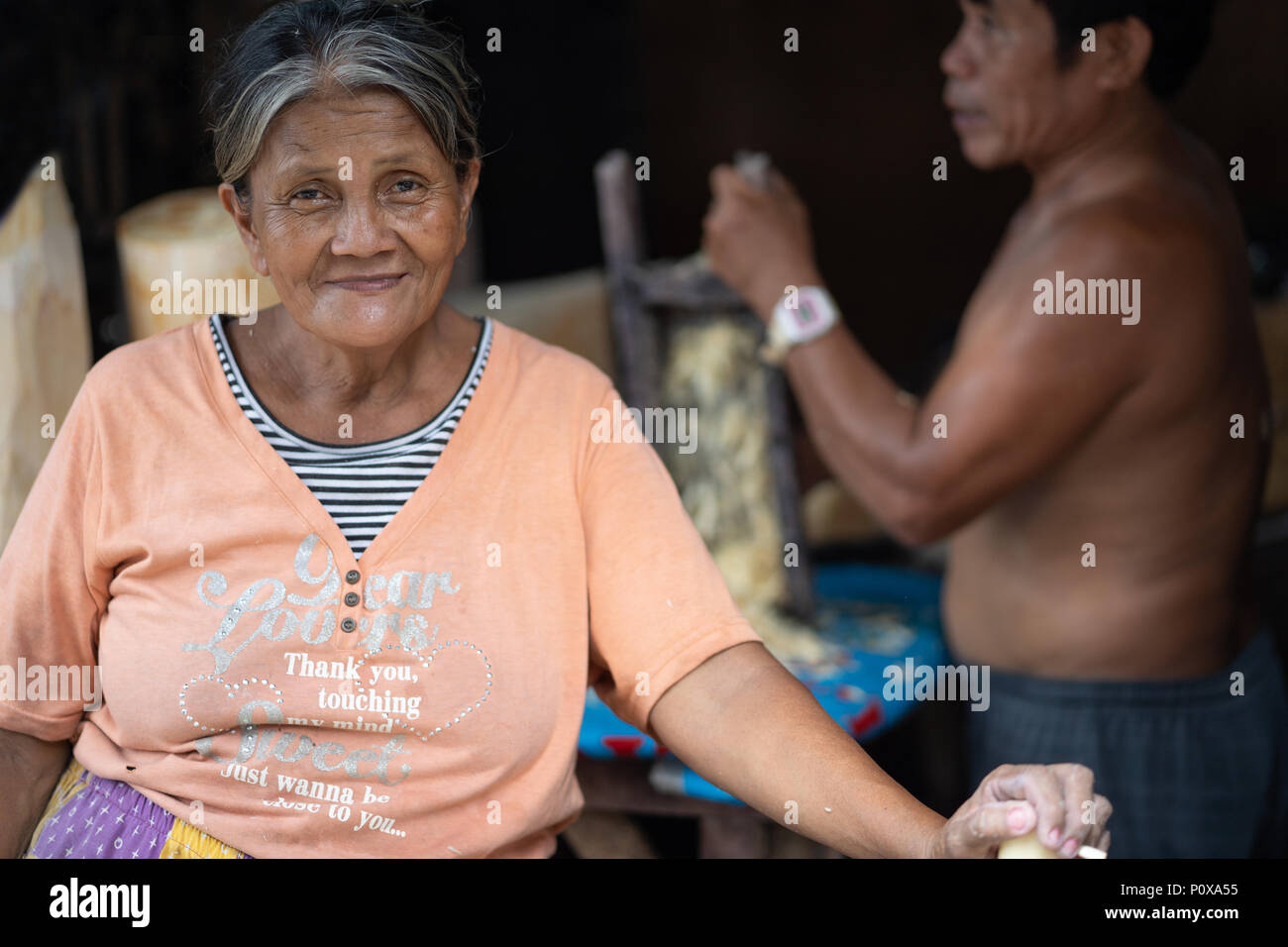 Eine Frau, Lächeln für die Kamera, CO2-Markt, Cebu City, Philippinen Stockfoto