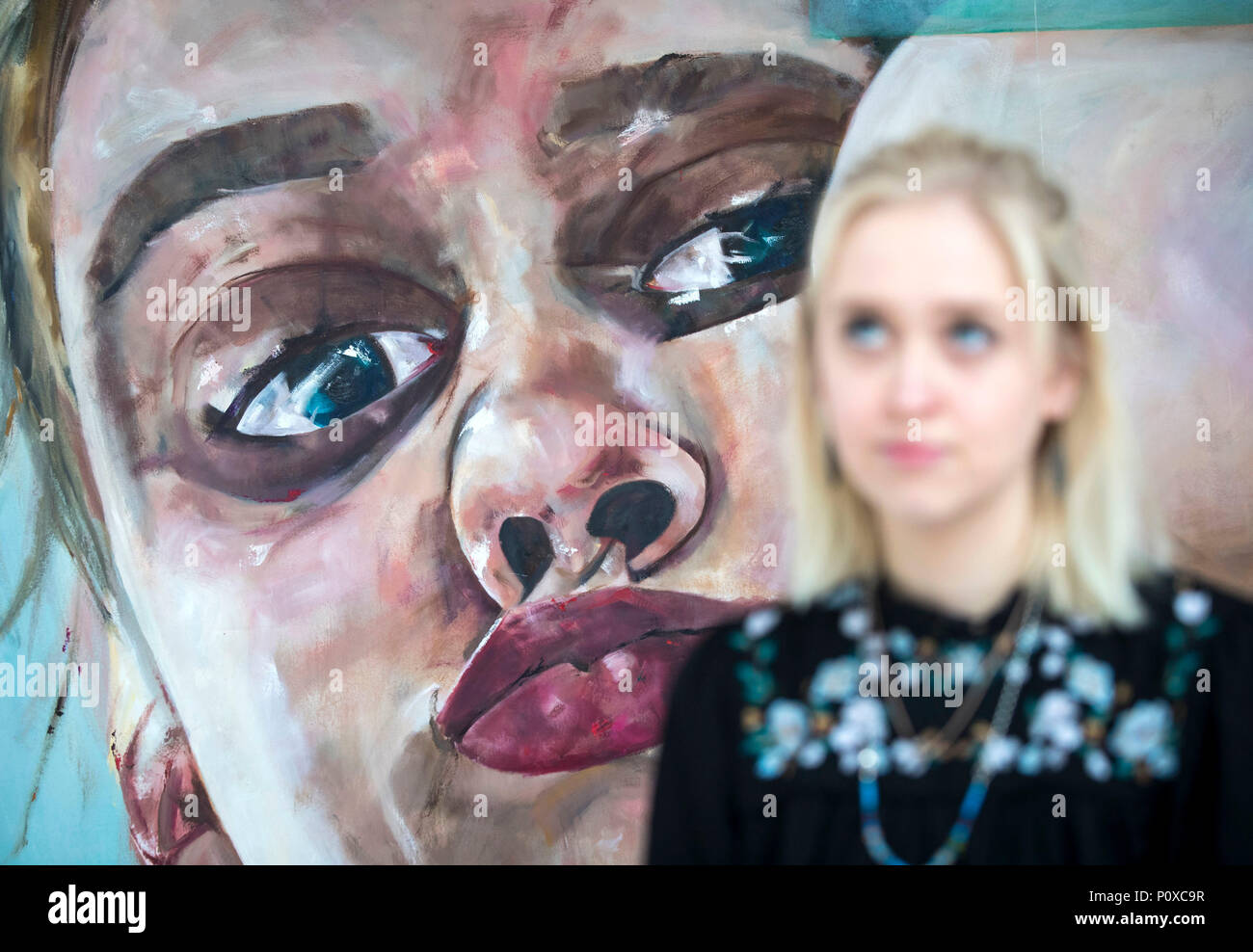 Artist Kirsten Sinclair mit ihrer Arbeit Spuren blush: zu graben, Öl auf Leinwand, die Teil von Squeeze, die feine Kunst Grad zeigen, 2018 an der Universität von Leeds. Stockfoto