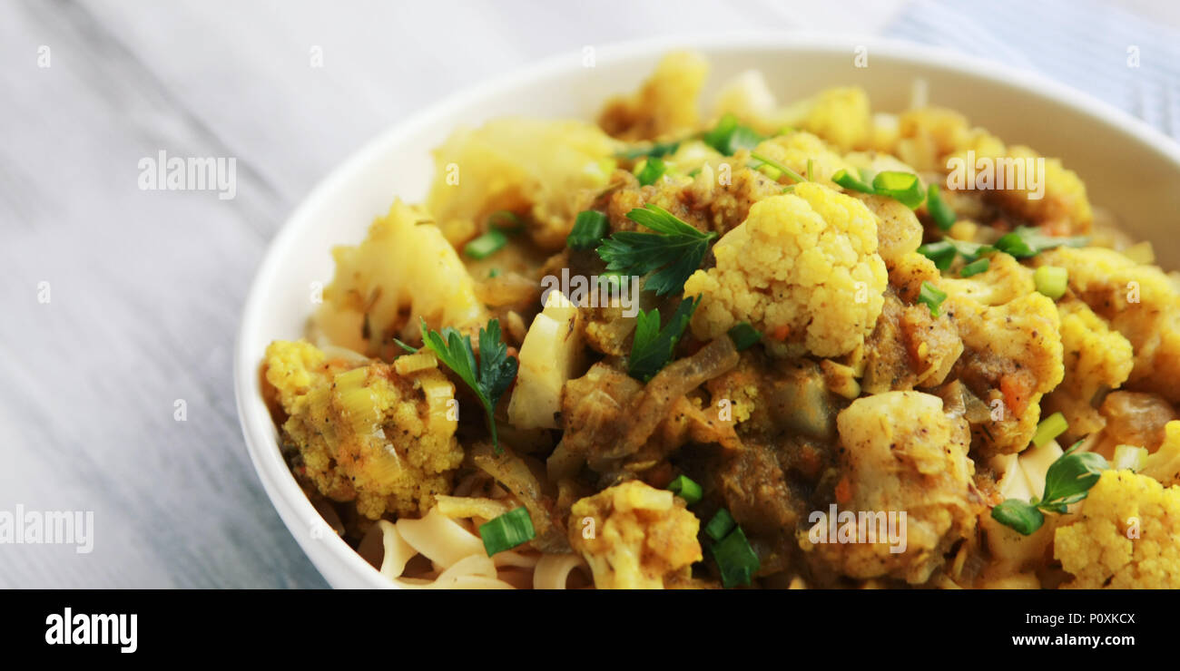 Blumenkohl Eintopf mit Curry. Europäische Küche. Ribbon Nudeln mit Gemüse. Veganes Mittagessen. Einfache hausgemachte Gerichte. Gemüse und Pasta. Main co Stockfoto