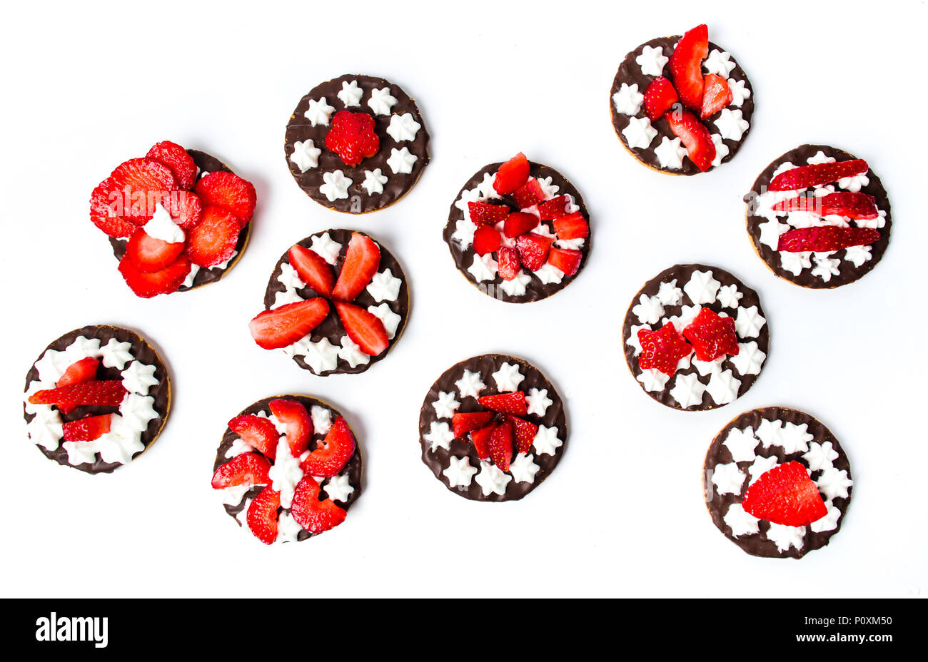 Runde Erdbeere cookies Dessert auf weißem Hintergrund der Ansicht von oben Stockfoto