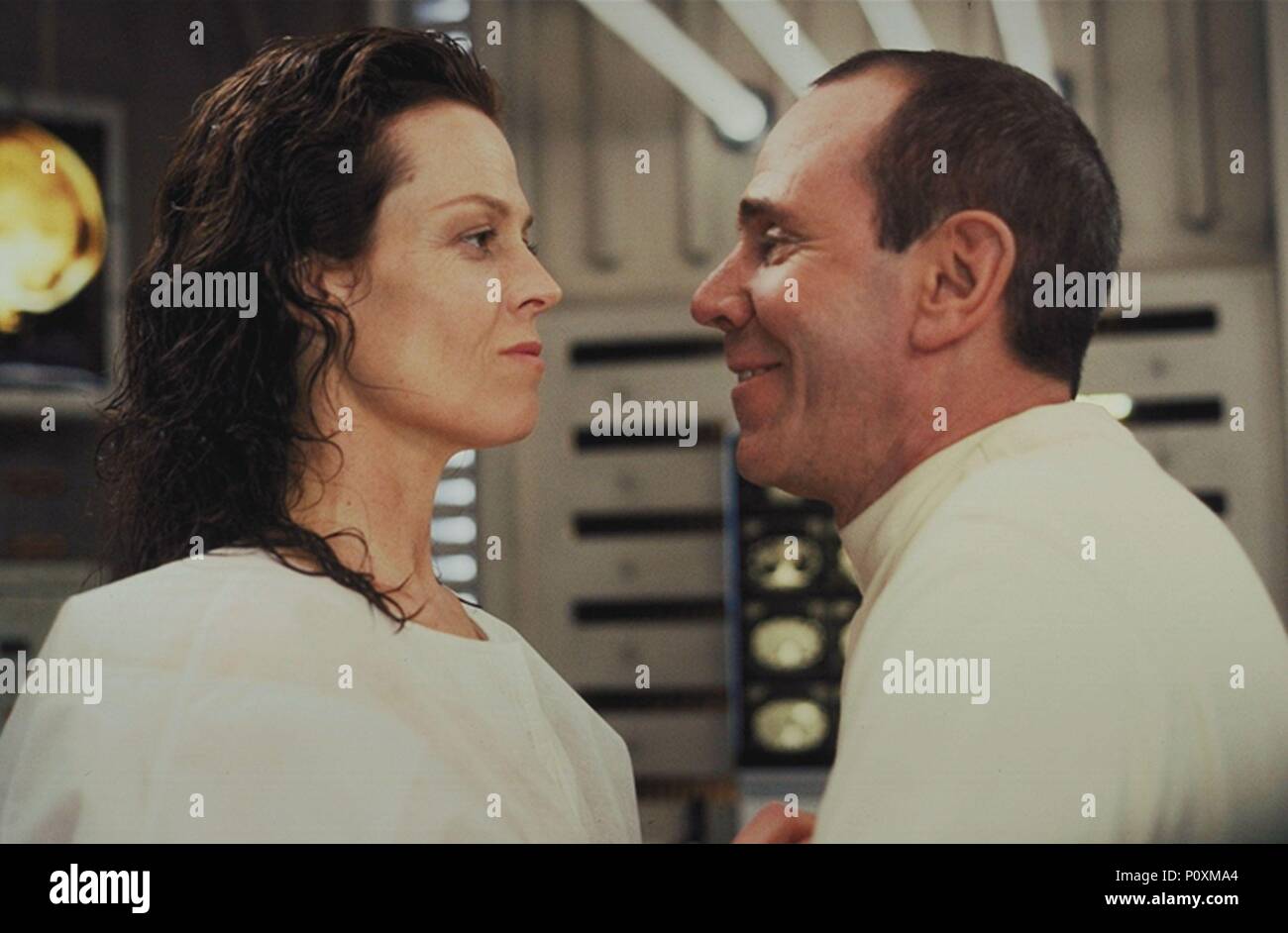 Original Film Titel: ALIEN: Resurrection. Englischer Titel: ALIEN: Resurrection. Regisseur: JEAN-PIERRE JEUNET. Jahr: 1997. Stars: SIGOURNEY WEAVER; DOMINIQUE PINON. Quelle: 20th Century Fox/Album Stockfoto