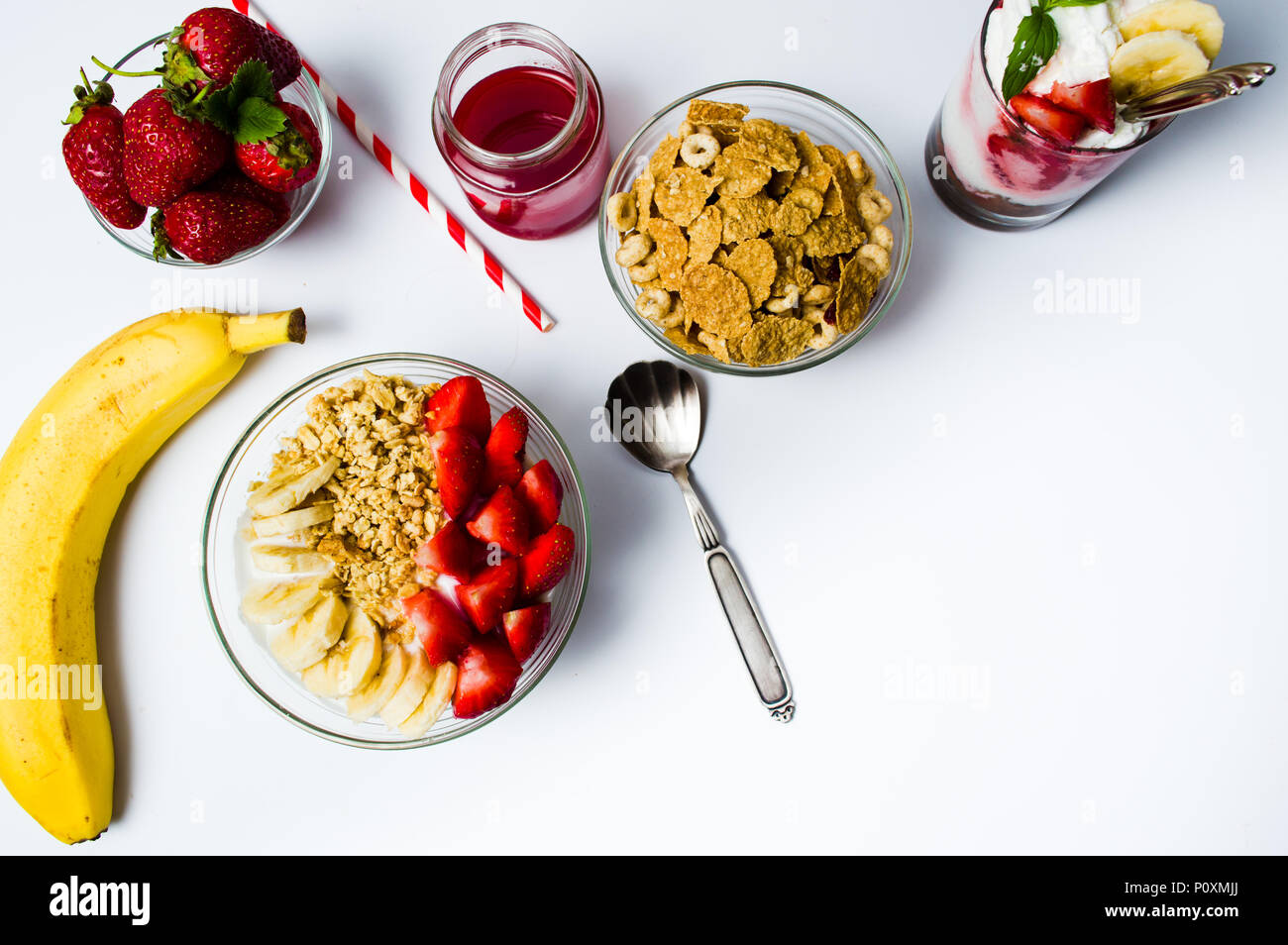 Frühstück Müsli mit Banane und Erdbeere für gesundes Essen Stockfoto