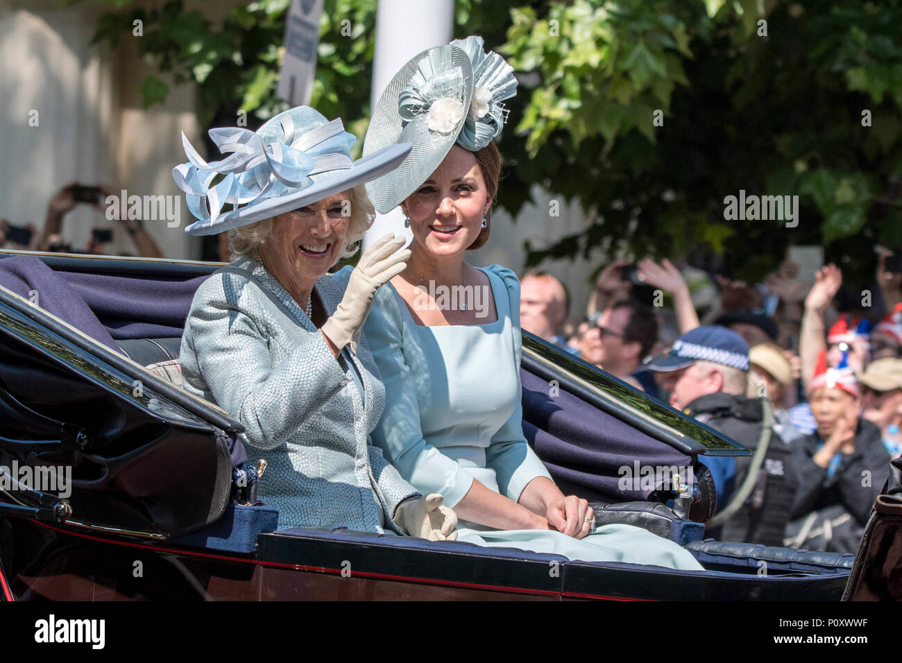 London, Großbritannien. Vom 9. Juni 2018. Königin Elizabeth II. an die Farbe 2018 ohne Prinz Philip. Credit: Benjamin Wareing/Alamy Live Nachrichten London, UK. Vom 9. Juni 2018. TRH die Herzogin von Cambridge und die Herzogin von Cornwall, Camilla und Kate, an die Farbe 2018 ankommen. Stockfoto