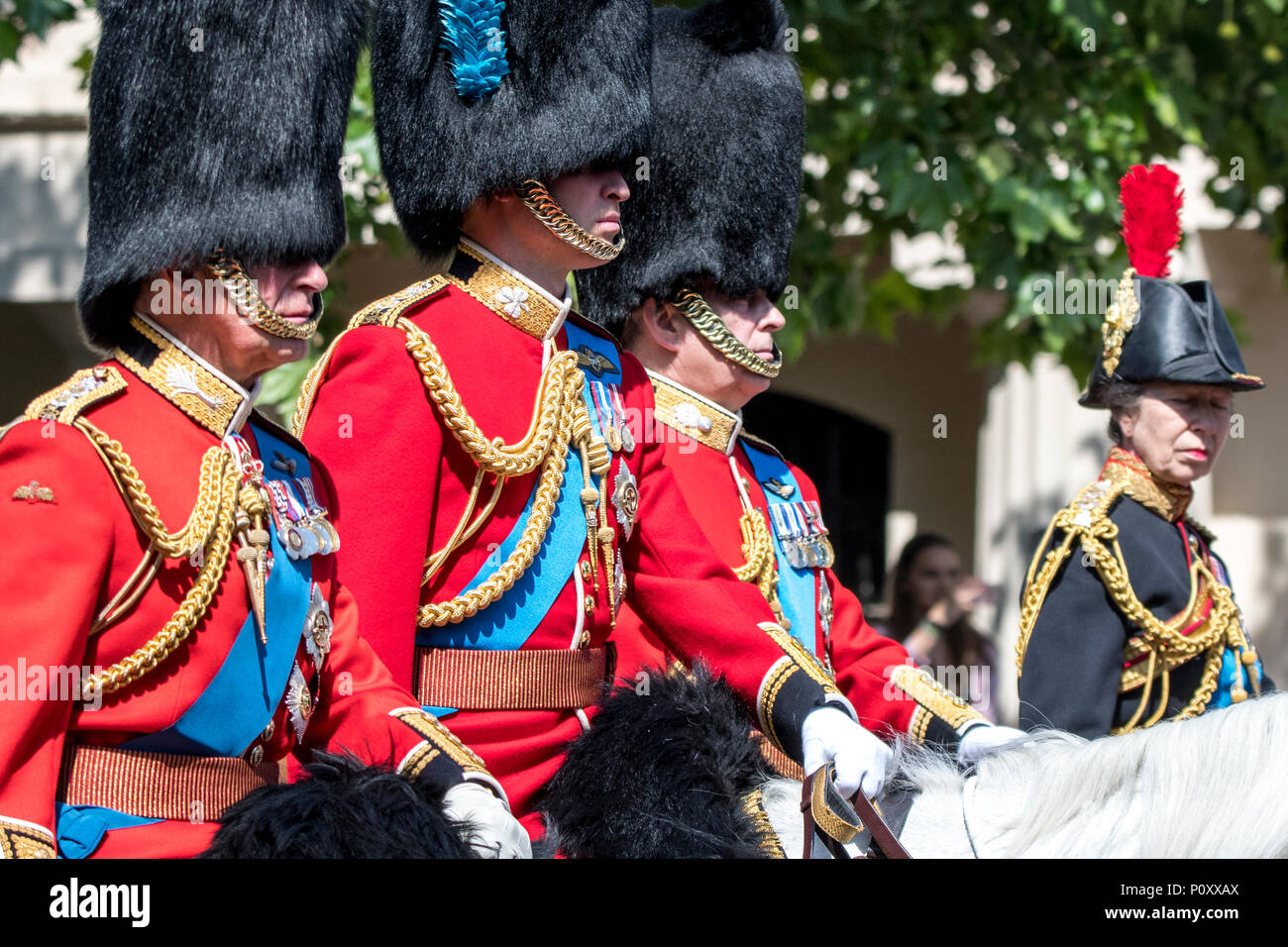 London, Großbritannien. Vom 9. Juni 2018. Königin Elizabeth II. an die Farbe 2018 ohne Prinz Philip. Credit: Benjamin Wareing/Alamy Live Nachrichten London, UK. Vom 9. Juni 2018. TRH der Prinz von Wales, Prinz William, Prinz Andrew und Prinzessin Anne Begleitung der Königin an die Farbe 2018 auf dem Rücken der Pferde. Stockfoto