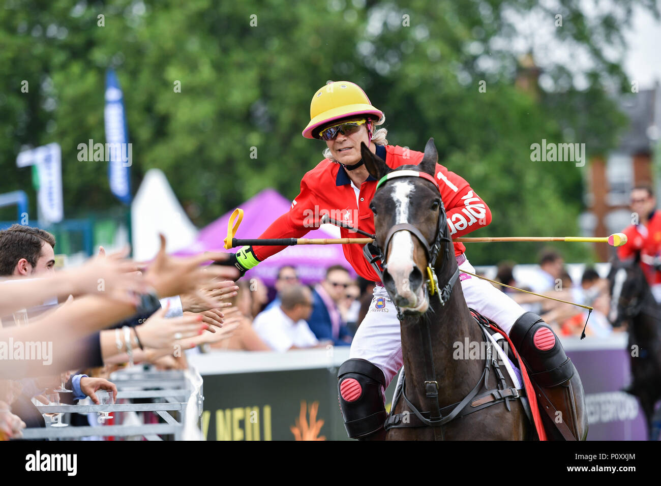 London, Großbritannien. 9. Juni 2018. Alte Hipwod grüßt Fans nach dem Spiel 2 - Rosmarin Wasser Team London Whitley Neill Team Kapstadt während Chestertons Polo im Park: Ladies Day in Hurlingham Park am Samstag, 09. Juni 2018 vs. ENGLAND, LONDON. Credit: Taka G Wu Credit: Taka Wu/Alamy leben Nachrichten Stockfoto