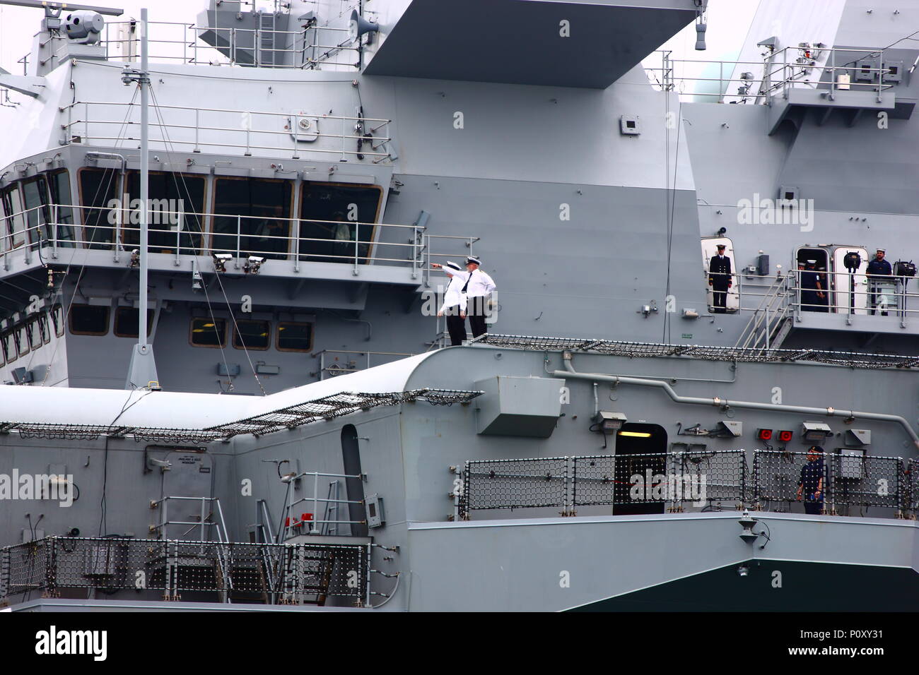 Portsmouth, Großbritannien. 10. Juni 2018. Von einer riesigen Menge beobachtet, Royal Navy Flugzeugträger HMS Queen Elizabeth fährt Ihr Heimathafen Portsmouth für Ihren neuesten Bereitstellung. Stockfoto