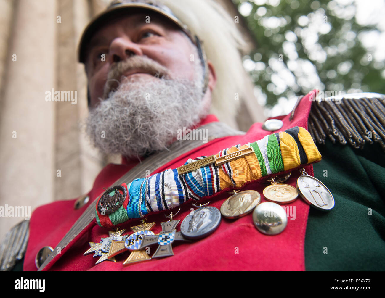 10 Juni 2018, Berg, Deutschland: Ein Mann in traditioneller Kleidung in der Nähe der Ort am Starnberger See, wo König Ludwig II. von Bayern ertranken. Er ist Teilnehmer der jährlichen Gedenkfeier für Ludwig II. Foto: Peter Kneffel/dpa Quelle: dpa Picture alliance/Alamy leben Nachrichten Stockfoto