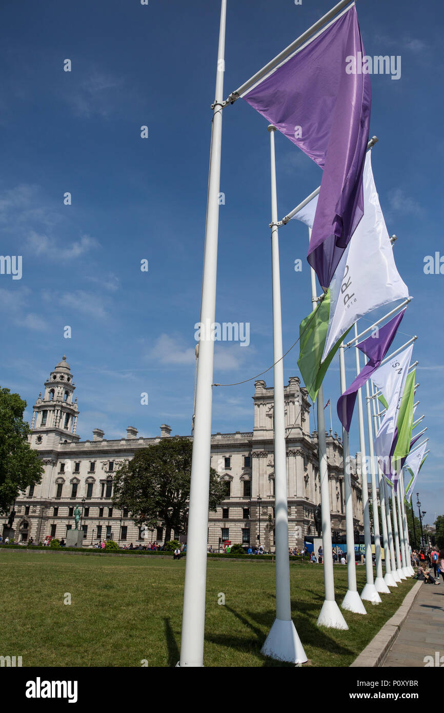 London, Großbritannien. 10 Juni, 2018. Flaggen im Parlament Platz für die Weitergabe eines partizipativen Artwork von 14-18 jetzt als PROZESSIONEN bekannt in Auftrag gegeben, die ein lebendiges Porträt der britischen Frauen im 21. Jahrhundert und bestimmt als "visuellen Ausdruck der Gleichheit, die Kraft und die kulturelle Repräsentation und lädt alle Frauen auf, sich zu vereinen und den frühen Kampf um das Recht auf Abstimmung und zum Ausdruck bringen, was es bedeutet, eine Frau heute' zu feiern. Credit: Mark Kerrison/Alamy leben Nachrichten Stockfoto