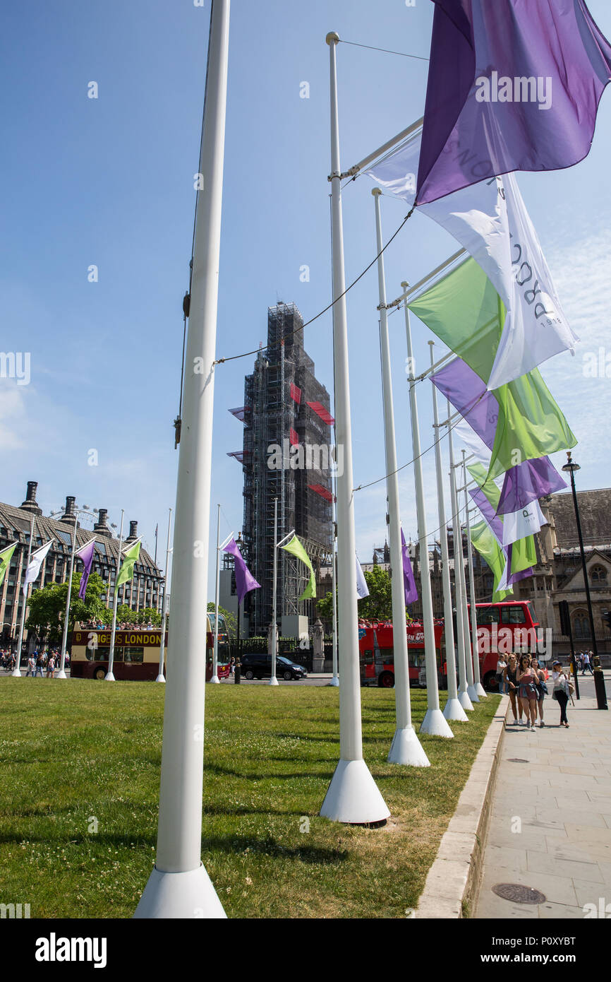 London, Großbritannien. 10 Juni, 2018. Flaggen im Parlament Platz für die Weitergabe eines partizipativen Artwork von 14-18 jetzt als PROZESSIONEN bekannt in Auftrag gegeben, die ein lebendiges Porträt der britischen Frauen im 21. Jahrhundert und bestimmt als "visuellen Ausdruck der Gleichheit, die Kraft und die kulturelle Repräsentation und lädt alle Frauen auf, sich zu vereinen und den frühen Kampf um das Recht auf Abstimmung und zum Ausdruck bringen, was es bedeutet, eine Frau heute' zu feiern. Credit: Mark Kerrison/Alamy leben Nachrichten Stockfoto