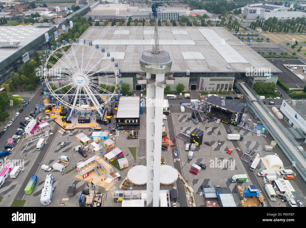 10 Juni 2018, Hannover, Deutschland: ein Riesenrad, ein festival Bühne, Buden und Stände kann aus der Perspektive eines Drone beim Bau der Cebit digitale fair gesehen werden. Cebit nimmt auf ein neues Festival Format nach Jahrzehnten und zwischen dem 11. und dem 15. Juni stattfinden. Foto: Julian Stratenschulte/dpa Quelle: dpa Picture alliance/Alamy leben Nachrichten Stockfoto