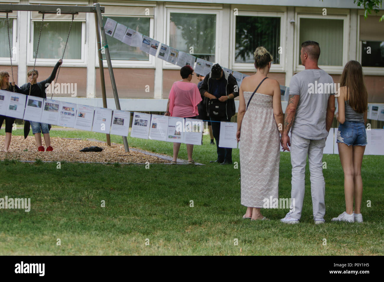 Mainz, Deutschland. 10. Juni 2018. Leute schauen auf eine Zeile, auf der Artikel über Verbrechen, die angeblich von Flüchtlingen verübt, hängen. Rechtsextreme Demonstranten der Beweg war Deutschland (nach Deutschland) Bewegung halten Sie Ihre regelmäßigen 14-tägig regierungsfeindlichen Kundgebung in Mainz. Diese Wochen Protest unter dem Vorwand, eine Mahnwache für den Jugendlichen Susanna F, der angeblich von einem Flüchtling in Wiesbaden getötet wurde gehalten wurde, die Rallye wurde von mehreren Anti-government Referenten, die forderte, dass die Regierung zum Rücktritt gerichtet. Quelle: Michael Debets/Alamy leben Nachrichten Stockfoto