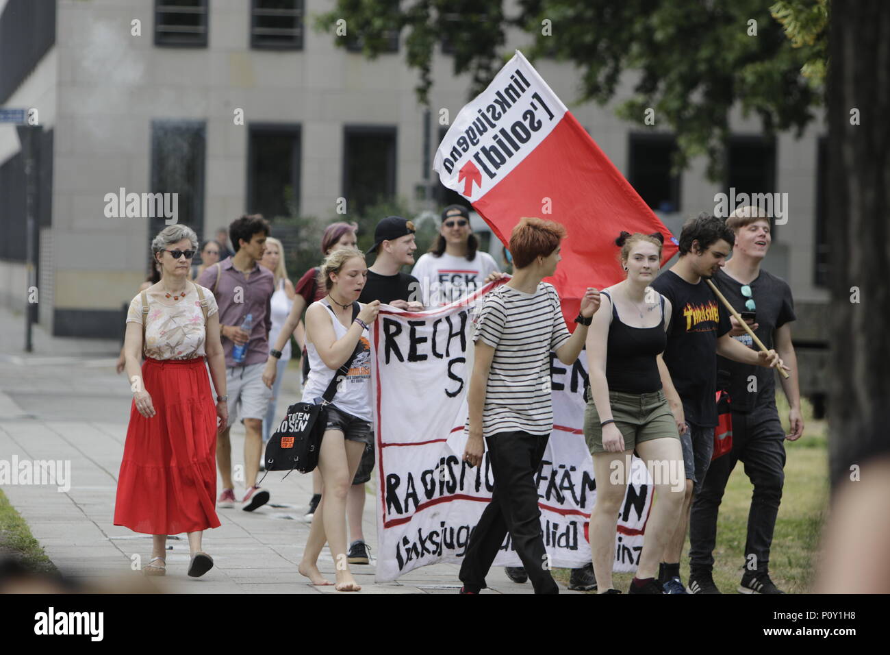 Mainz, Deutschland. 10. Juni 2018. Der Zähler Protest kommt in der Nähe der rechten protestieren. Rechtsextreme Demonstranten der Beweg war Deutschland (nach Deutschland) Bewegung halten Sie Ihre regelmäßigen 14-tägig regierungsfeindlichen Kundgebung in Mainz. Diese Wochen Protest unter dem Vorwand, eine Mahnwache für den Jugendlichen Susanna F, der angeblich von einem Flüchtling in Wiesbaden getötet wurde gehalten wurde, die Rallye wurde von mehreren Anti-government Referenten, die forderte, dass die Regierung zum Rücktritt gerichtet. Quelle: Michael Debets/Alamy leben Nachrichten Stockfoto