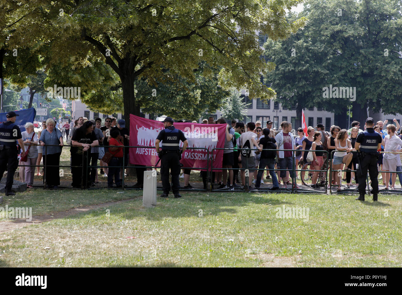 Mainz, Deutschland. 10. Juni 2018. Gegen Demonstranten halten ein Banner mit der Aufschrift 'Stand Up gegen Rassismus". Rechtsextreme Demonstranten der Beweg war Deutschland (nach Deutschland) Bewegung halten Sie Ihre regelmäßigen 14-tägig regierungsfeindlichen Kundgebung in Mainz. Diese Wochen Protest unter dem Vorwand, eine Mahnwache für den Jugendlichen Susanna F, der angeblich von einem Flüchtling in Wiesbaden getötet wurde gehalten wurde, die Rallye wurde von mehreren Anti-government Referenten, die forderte, dass die Regierung zum Rücktritt gerichtet. Quelle: Michael Debets/Alamy leben Nachrichten Stockfoto