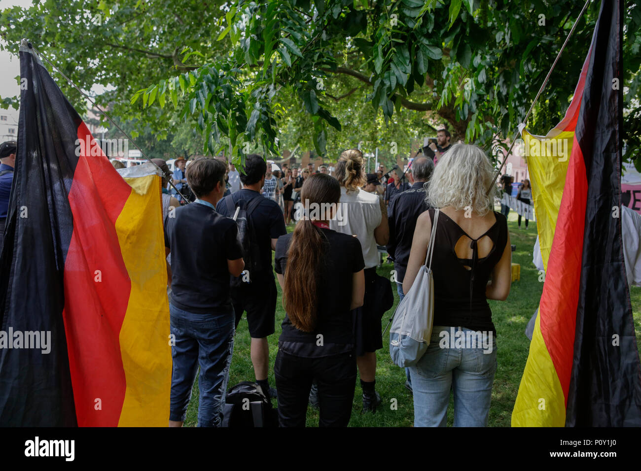 Mainz, Deutschland. 10. Juni 2018. Rechtsextreme Demonstranten tragen deutsche Fahnen. Rechtsextreme Demonstranten der Beweg war Deutschland (nach Deutschland) Bewegung halten Sie Ihre regelmäßigen 14-tägig regierungsfeindlichen Kundgebung in Mainz. Diese Wochen Protest unter dem Vorwand, eine Mahnwache für den Jugendlichen Susanna F, der angeblich von einem Flüchtling in Wiesbaden getötet wurde gehalten wurde, die Rallye wurde von mehreren Anti-government Referenten, die forderte, dass die Regierung zum Rücktritt gerichtet. Quelle: Michael Debets/Alamy leben Nachrichten Stockfoto