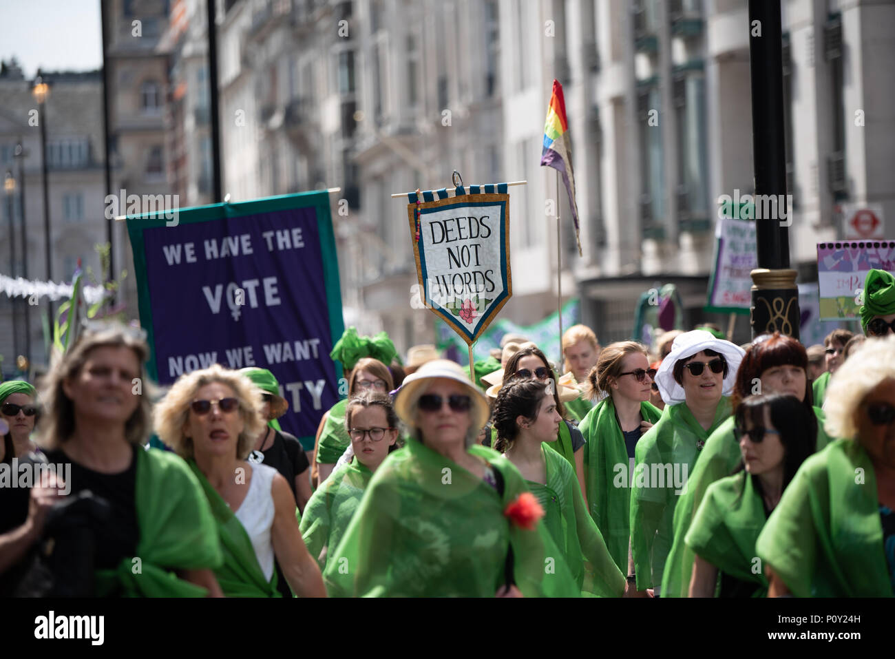 Frauen marschieren durch London zu 100 Jahre seit der ersten britischen Frauen die Abstimmung gewonnen. Frauen zogen die Farben der Suffragettenbewegung - Grün, Weiß und Violett - als Teil einer Masse Prozession. Stockfoto