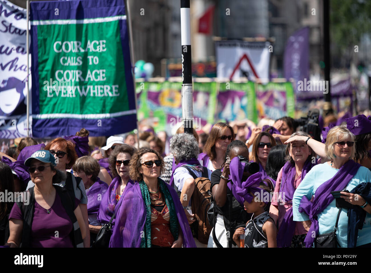 Frauen marschieren durch London zu 100 Jahre seit der ersten britischen Frauen die Abstimmung gewonnen. Frauen zogen die Farben der Suffragettenbewegung - Grün, Weiß und Violett - als Teil einer Masse Prozession. Stockfoto