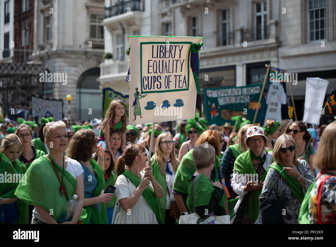 Frauen marschieren durch London zu 100 Jahre seit der ersten britischen Frauen die Abstimmung gewonnen. Frauen zogen die Farben der Suffragettenbewegung - Grün, Weiß und Violett - als Teil einer Masse Prozession. Stockfoto