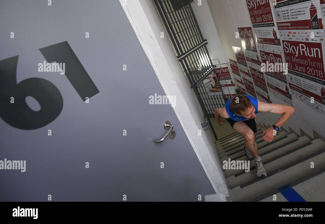 10 Juni 2018, Deutschland, Frankfurt/Main: Christian Riedl von TRG Erlangen ist die erste der 61. Etage an der Treppe zu erreichen - Rennen SkyRun auf der Messe Tower. In Europas größtem Rennen seiner Art, 1150 Teilnehmer messen sich in verschiedenen Disziplinen, die sich auf 61 Etagen und 1202 Schritte. Foto: Arne Dedert/dpa Quelle: dpa Picture alliance/Alamy leben Nachrichten Stockfoto