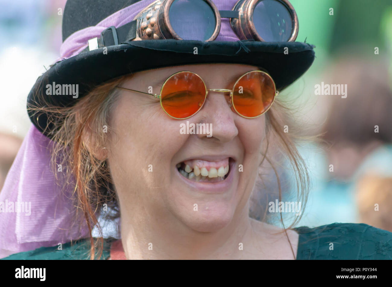 Edinburgh, Schottland, Großbritannien. 10 Juni, 2018. Eine Frau in der  Steampunk outfit Lächeln zu Beginn des Edinburgh Prozessionen Artwork. März  feiert 100 Jahre seit der Britische Frauen das Wahlrecht gewann gekleidet.  Tausende