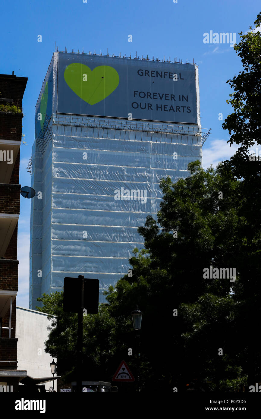 Grenfell Tower. West London. UK. 10. Juni 2018 - Sadiq Khan, Bürgermeister von London, die Rt Rev Dame Sarah Mullally DB, Bischof von London, James Brokenshire Staatssekretär für Wohnungswesen Gemeinschaften und lokale Regierung, Mitglieder von Feuerwehr, Polizei und Mitglieder der lokalen Gemeinschaft nehmen an der Einweihung des Gartens für Heilung und Frieden einen neuen Memorial Garden in der St. Clement's Church, Notting Dale zum ersten Jahrestag des Brandes an Grenfell Turm zu markieren. Credit: Dinendra Haria/Alamy leben Nachrichten Stockfoto