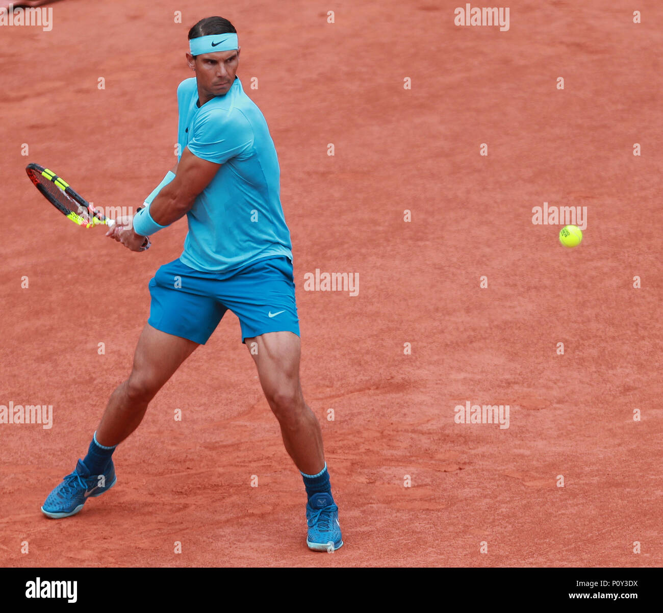 Paris. 10 Juni, 2018. Rafael Nadal von Spanien kehrt ein Schuß während der  Herren Einzel Finale gegen Dominic Thiem Österreichs bei den French Open  Tennis Turnier 2018 in Paris, Frankreich Am 10.