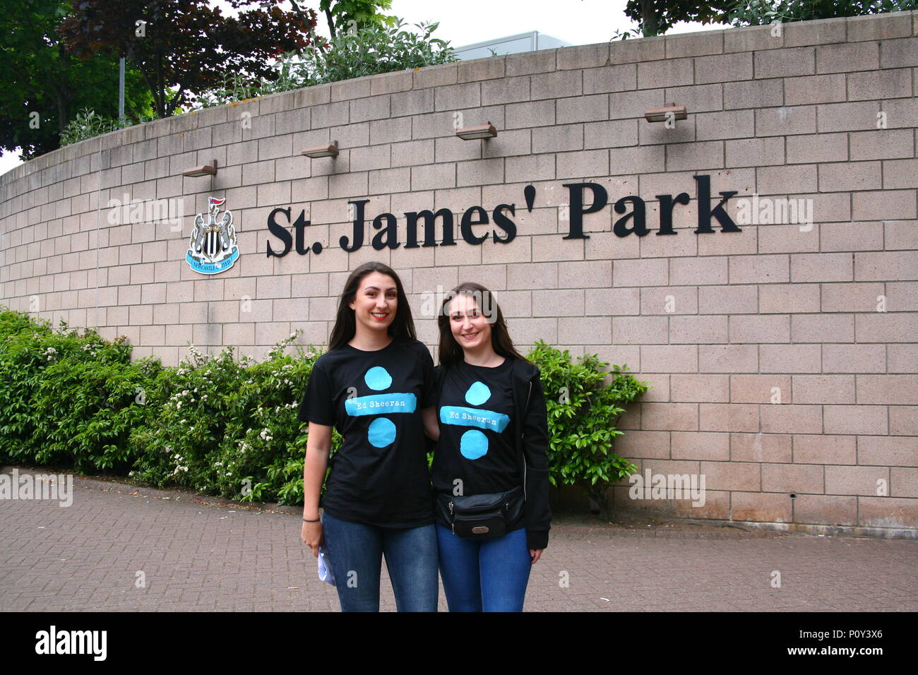 Newcastle upon Tyne, Großbritannien. 10 Juni, 2018. Ed Sheeren Fans Kopf in Richtung St James' Park die globale Super Star singers Konzert zu sehen. Quelle: David Whinham/Alamy leben Nachrichten Stockfoto