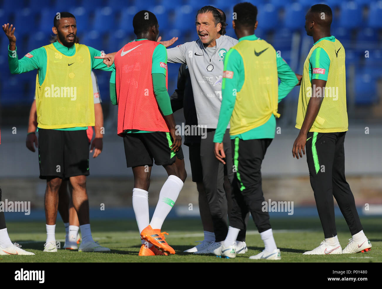 Head Coach der saudi-arabischen Fußball-Nationalmannschaft Juan Antonio Pizzi (C) eine Schulung bei Petrovsky Stadion in Sankt Petersburg, Russland vor der WM 2018. Stockfoto