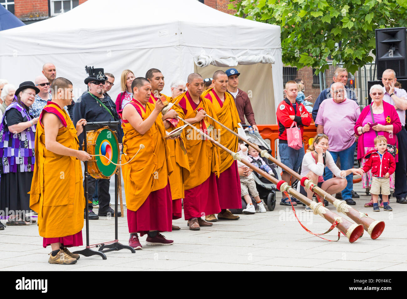 Wimborne, Dorset, Großbritannien. 10th. Juni 2018. Das Wimborne Folk Festival ist ein Publikumsmagnet für einen Tag voller Spaß beim Zuschauen der Tänzer und beim Zuhören der Musik. Tashi Lhunpo Mönche aus dem Kloster Tashi Lhunpo führen traditionelle tibetische Festtänze auf und spielen tibetische Hörner und Trommel. Quelle: Carolyn Jenkins/Alamy Live News Stockfoto