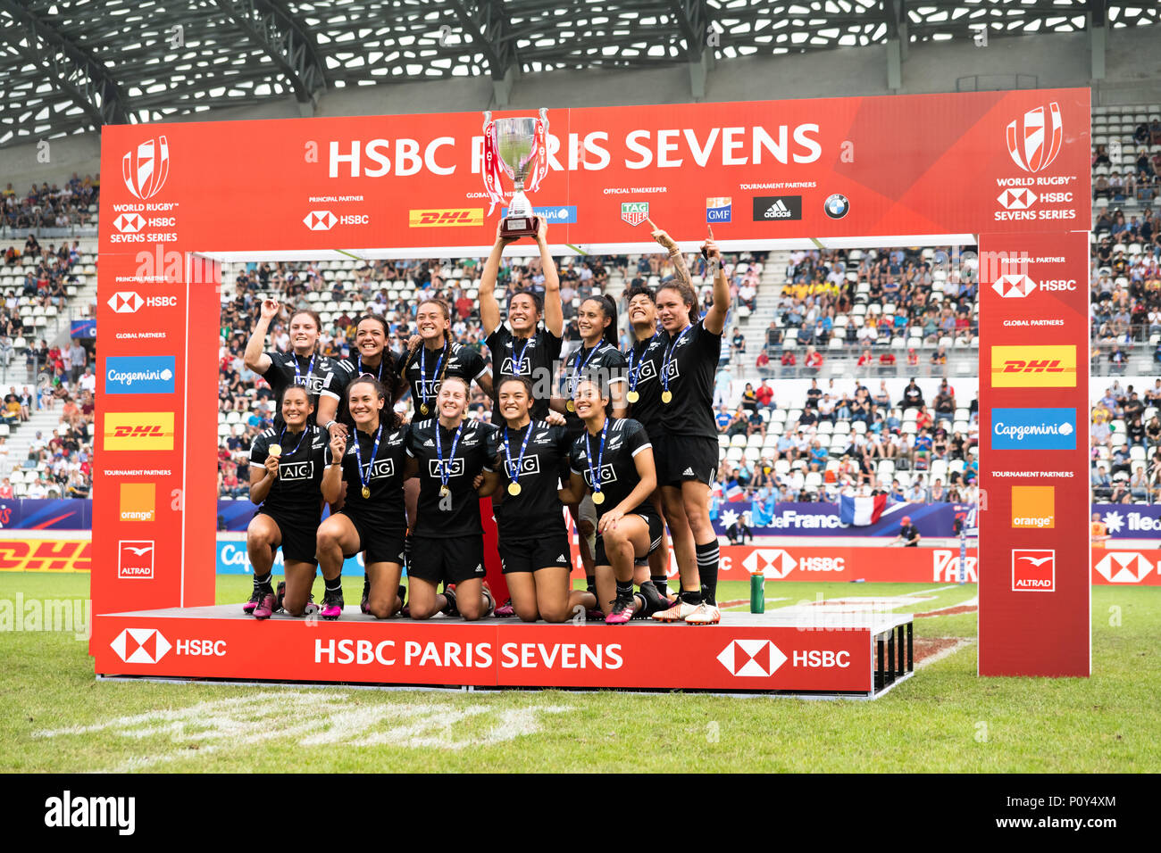 Paris, Frankreich. 10 Jun, 2018. Neuseeland Frauen Rugby sevens Mannschaft hebt die Trophäe bei Stade Jean Bouin, als der schwarze Farne sieben der HSBC Sevens Serie in Paris, Frankreich, 10. Juni 2018. Stockfoto