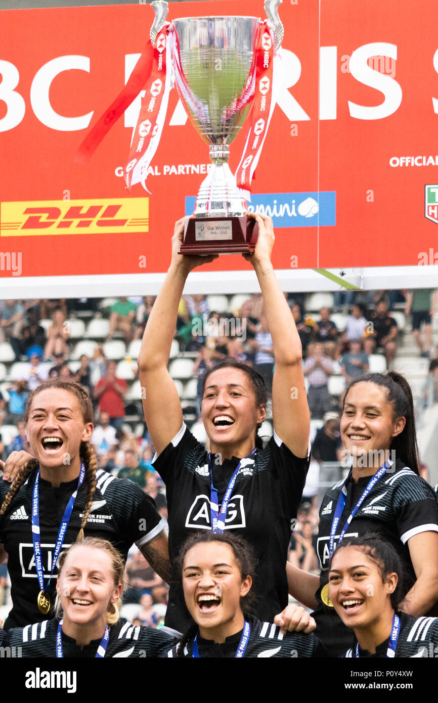 Paris, Frankreich. 10 Jun, 2018. Neuseeland Frauen Rugby sevens Mannschaft hebt die Trophäe bei Stade Jean Bouin, als der schwarze Farne sieben der HSBC Sevens Serie in Paris, Frankreich, 10. Juni 2018. Stockfoto