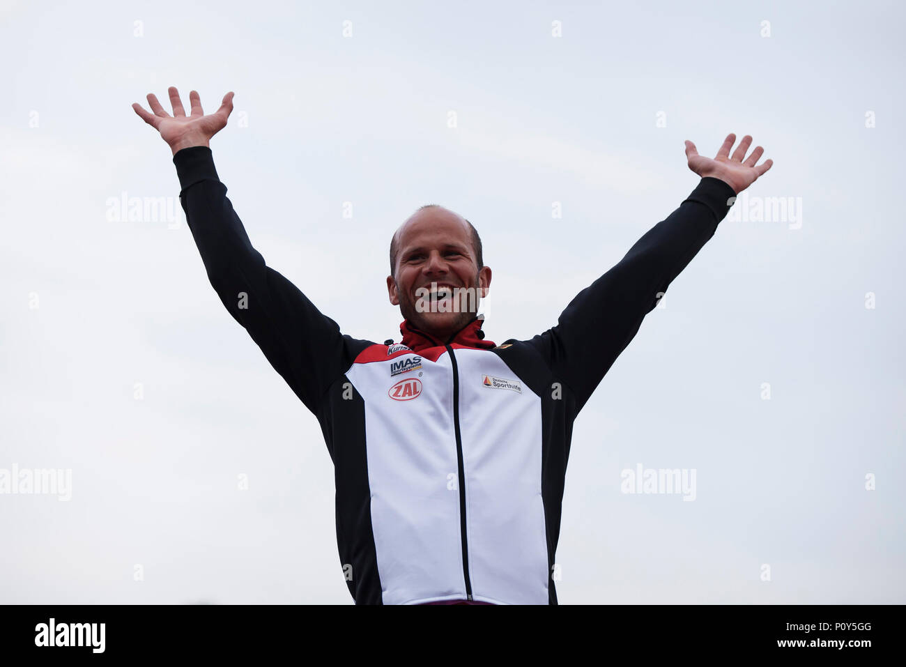 10. Juni 2018, Ada Ciganlija Regattabahn, Belgrad, Serbien; ECA Canoe Sprint und Paracanoe hochrangige europäische Meisterschaften; Max Hoff von GER feiert während der siegerehrung für Kayak Single (K1), 5000-m-Rennen Stockfoto