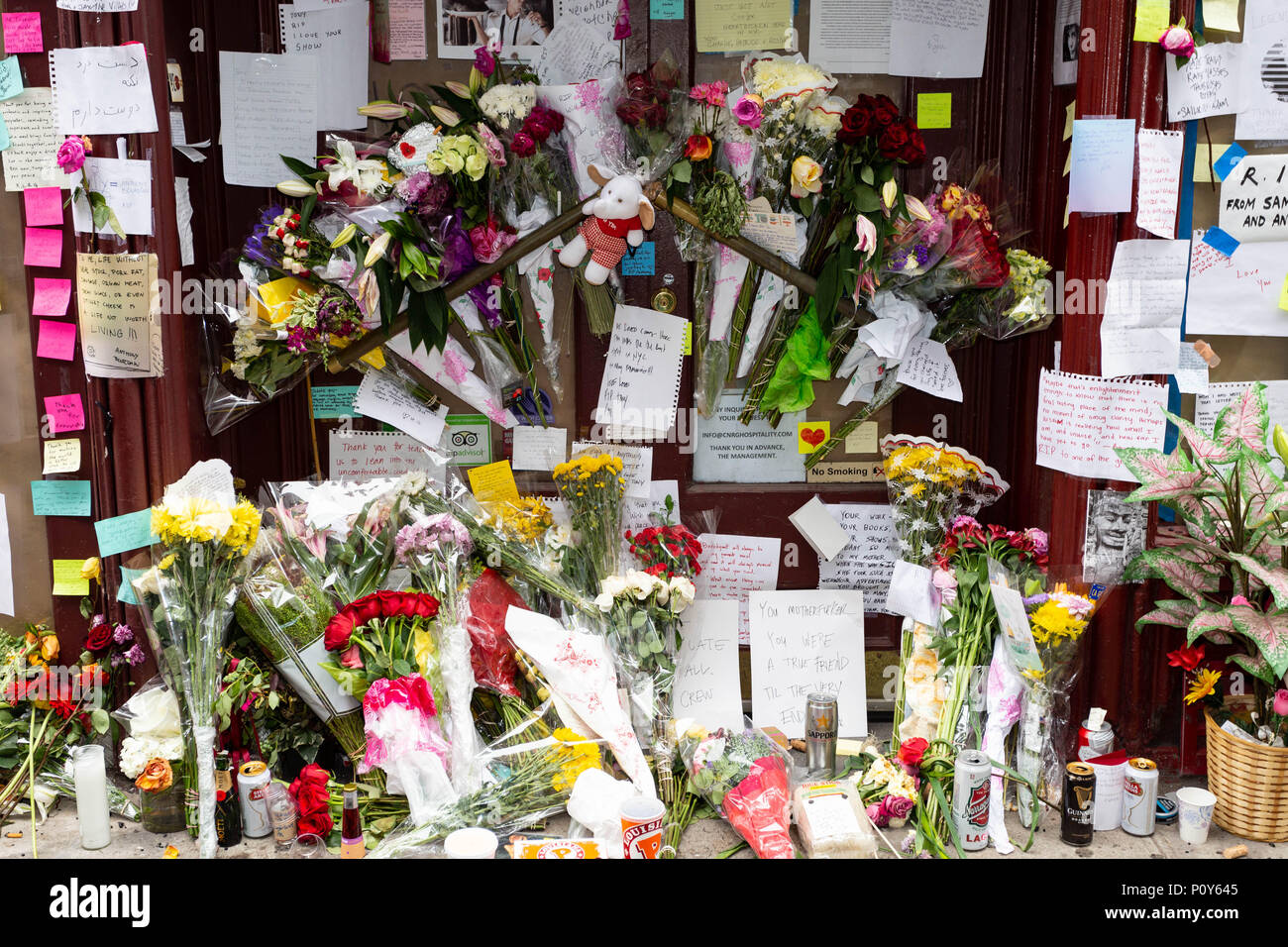 NEW YORK - 10. Juni: Blumen und Foto Erinnerungsstücke sind zu Ehren der Tod von Anthony Bourdain vor Les Halles Restaurant Juni 10, 2018 in New York City gelegt. (Foto von Donald Bowers) Credit: Donald Bowers/Alamy leben Nachrichten Stockfoto