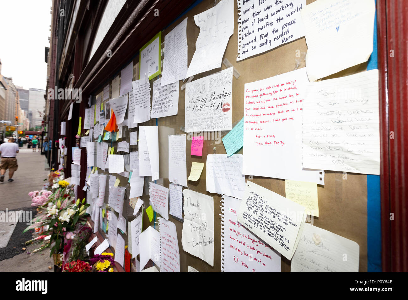 NEW YORK - 10. Juni: Blumen und Foto Erinnerungsstücke sind zu Ehren der Tod von Anthony Bourdain vor Les Halles Restaurant Juni 10, 2018 in New York City gelegt. (Foto von Donald Bowers) Credit: Donald Bowers/Alamy leben Nachrichten Stockfoto