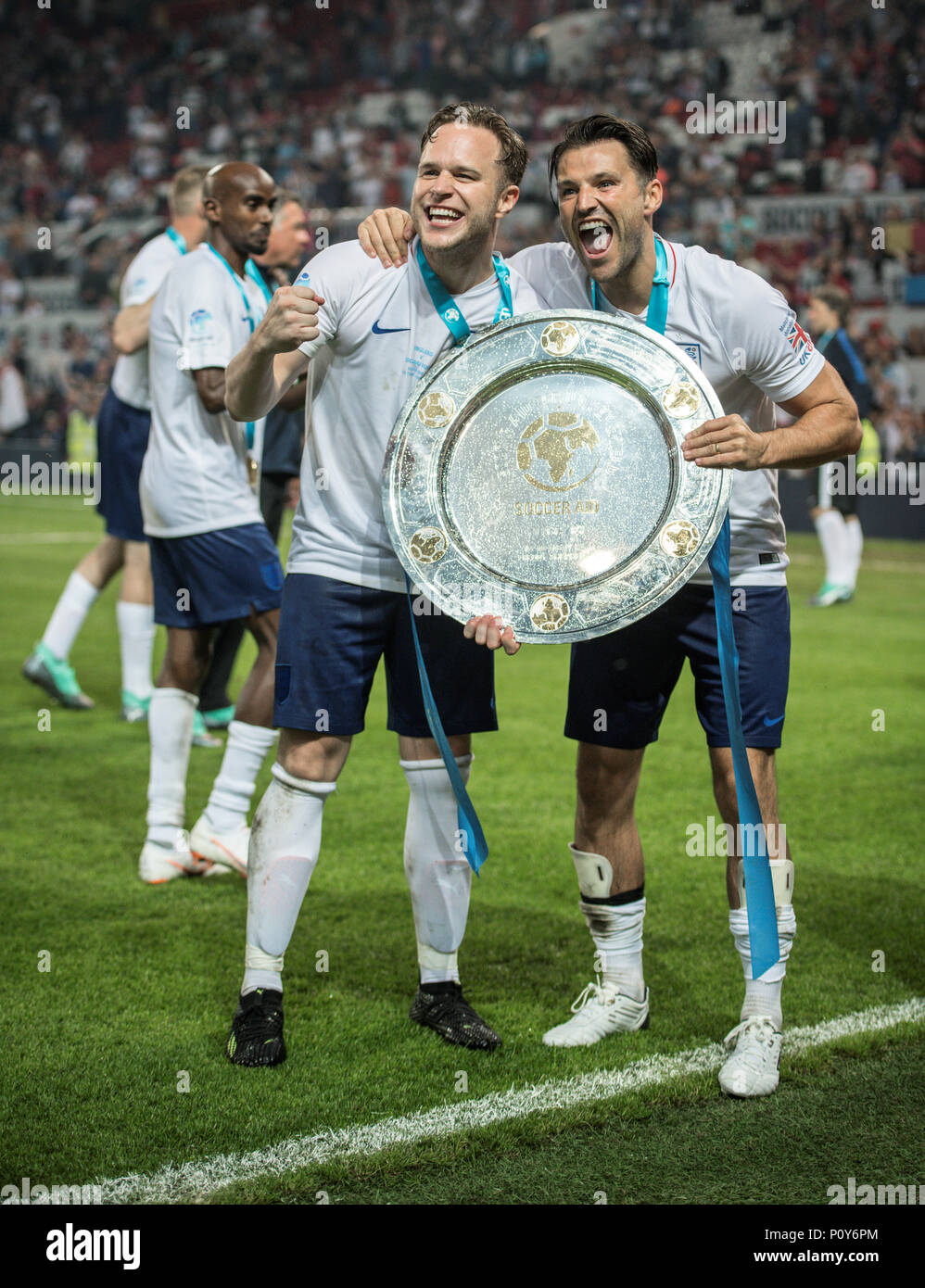 Manchester, England. 10. Juni, 2018. Olly Murs, England X1 Team Captain feiert mit Mark Wright nach der Fußball Hilfe charity Fußballspiel zwischen einem England X1 und eine Welt X1. Die England X1 coming out Sieger nach einem plötzlichen Tod Elfmeterschießen. Jedes Team der A-Liste Berühmtheiten und sportliche Legenden sind Spenden für UNICEF. © Andy Gutteridge/Bild und Veranstaltungen/Alamy leben Nachrichten Stockfoto