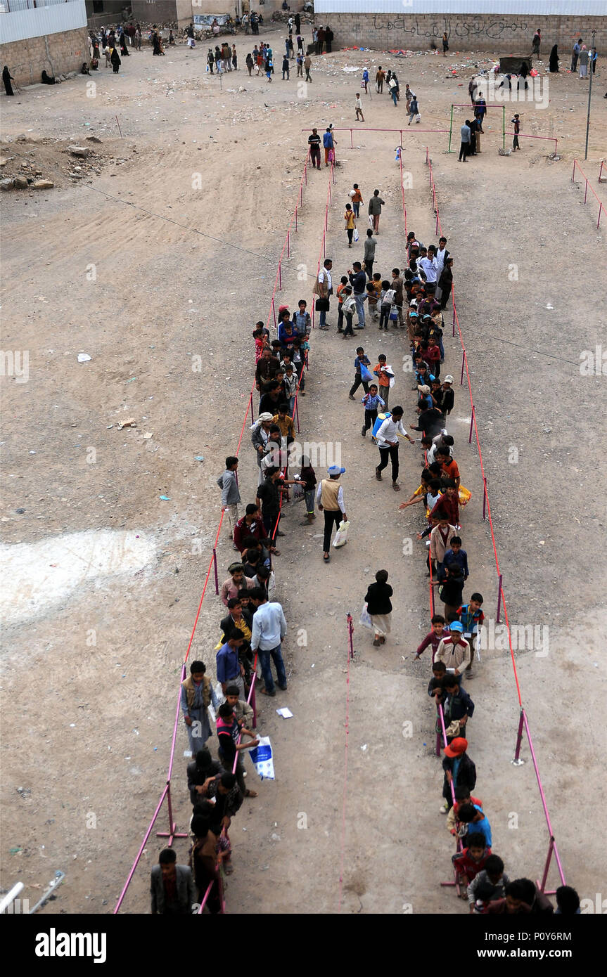 Sanaa, Jemen. 10 Juni, 2018. Leute richten Lebensmittel durch eine Nichtregierungsorganisation in Sanaa, Jemen, am 10. Juni 2018 zu erhalten. Die Organisation Ziele 3.000 Familien eine Mahlzeit täglich zu verteilen. Credit: Mohammed Mohammed/Xinhua/Alamy leben Nachrichten Stockfoto