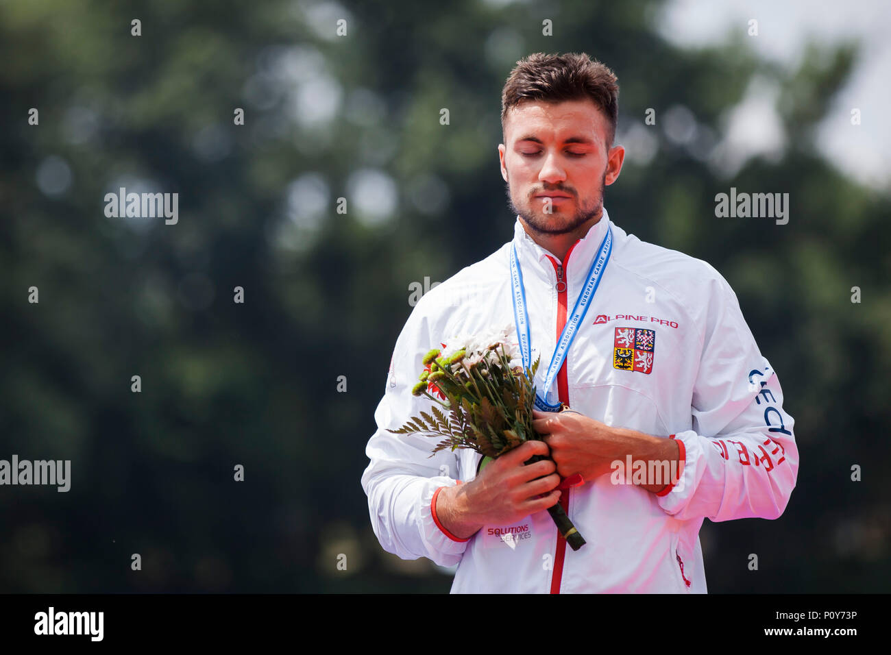 Belgrad, Serbien. 10 Jun, 2018. Martin Fuksa der CZE feiert auf dem Podium an der Siegerehrung für die Men's Canoe Single (C1), 500 m Sprint Rennen Credit: Nikola Krstic/Alamy leben Nachrichten Stockfoto