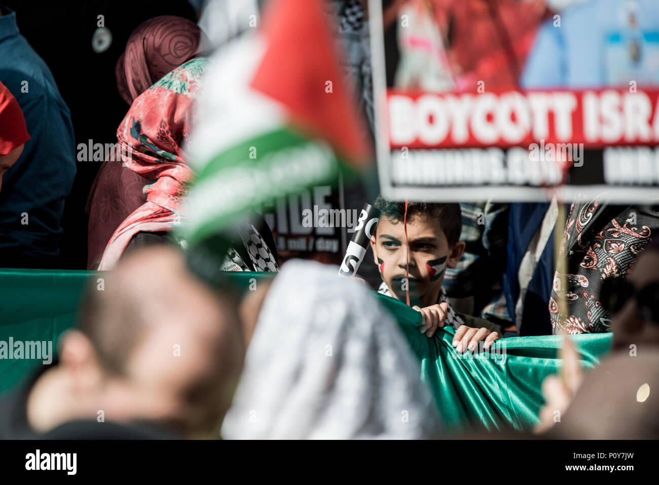 Ein Kind in der pro-palästinensische Demonstration. Hunderte von anti-israelischen Demonstranten durch die Straßen, die auf der jährlichen Al Quds Tag marschierten. Durch Ayatollah Khomeini im Jahr 1979 Unterstützung für Palästina zu zeigen und die Existenz Israels und die Protestaktion von der zionistischen Föderation widersetzen. Stockfoto