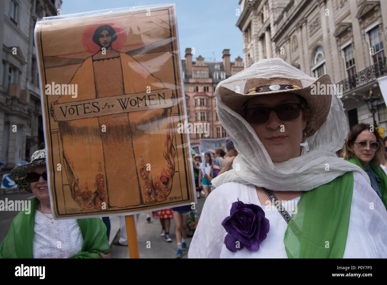 London, England, UK. 10. Juni 2018. 50:50 Zusammen mit "Prozessionen" eine Feier von 100 Jahren Frauen, die Abstimmung, März durch London zu marschieren. Credit: Siehe Li/Alamy leben Nachrichten Stockfoto