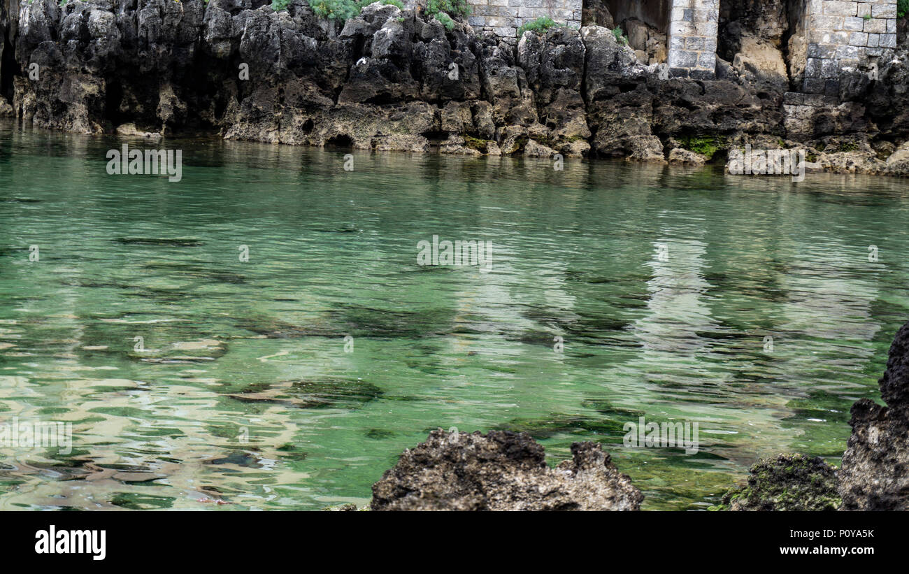 Klare und kristallklaren Meer mit weißen Felsen Stockfoto