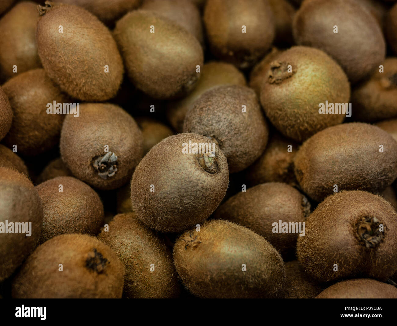 Closeup bunte Anzeige der Kiwi im Markt. Hintergrund Stockfoto