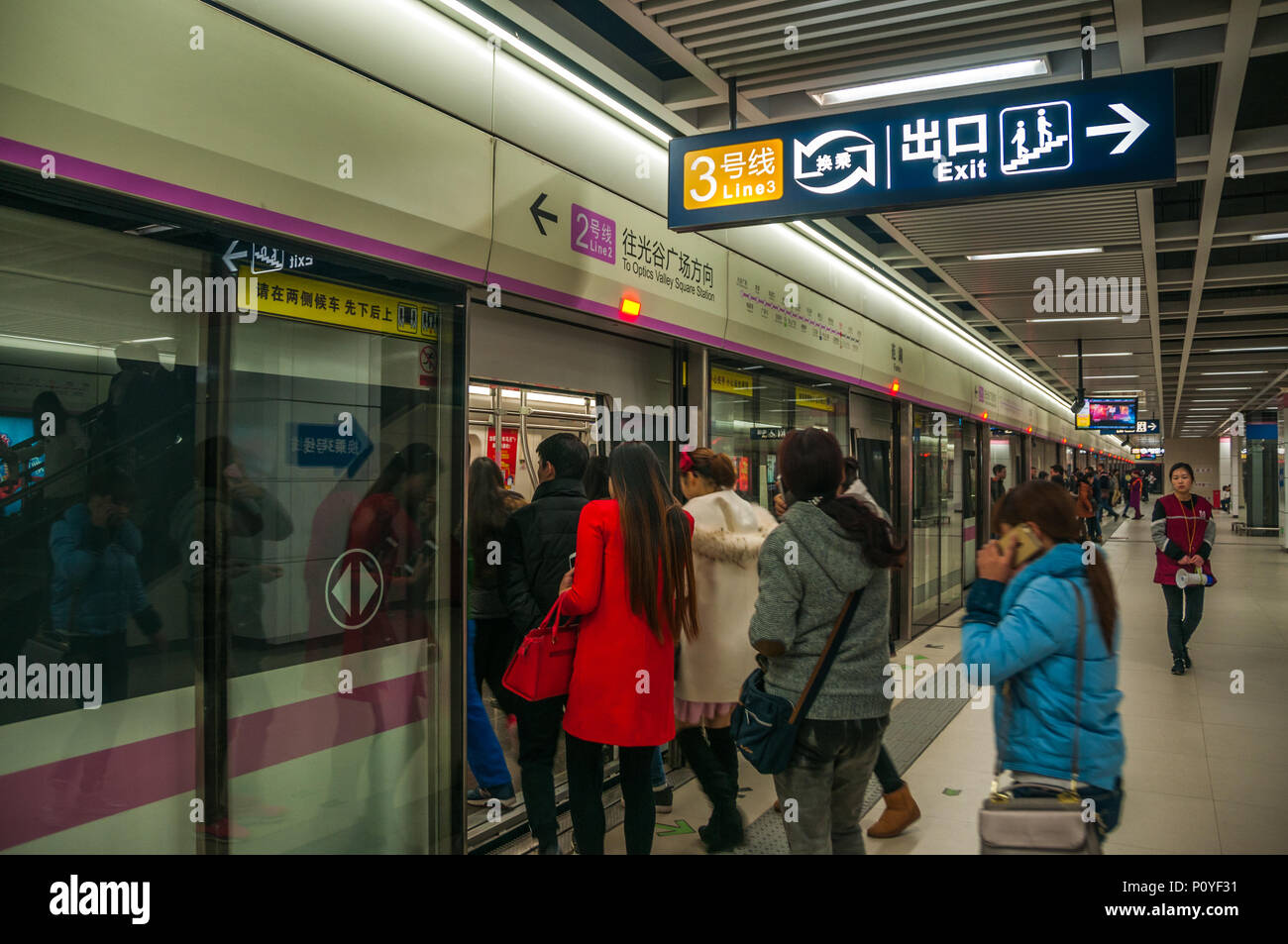 Fluggästen eine Linie 2 u-Bahn Zug an der Fanhu Station in Wuhan, China. Stockfoto
