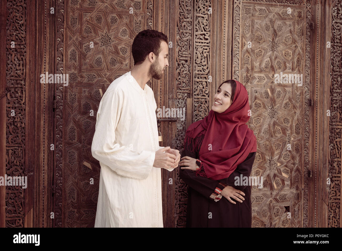 Junge muslimische Paare in Beziehung reden und lächeln im traditionellen arabischen Ambient Stockfoto